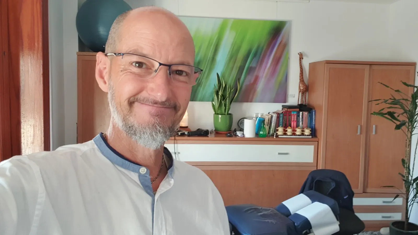 Mike Wilkerson en la sala de tratamiento de Quiropráctica Montgó
