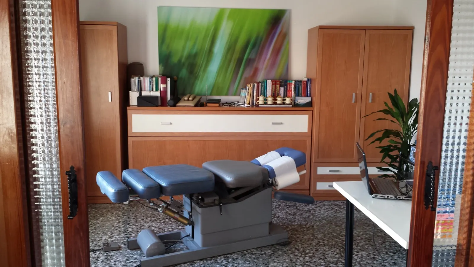 La sala de tratamiento de Quiropráctica Montgó, con la camilla de ajuste